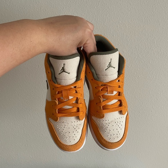 Jordan 1 Low SE Size 4 Youth - Picture 2 of 8